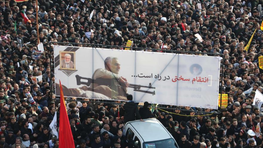 Un acto de homenaje al comandante iraní Qasem Soleimani (imagen en pancarta), asesinado por EE.UU., en Teherán, capital, 6 de enero de 2020. (Foto: AFP)
