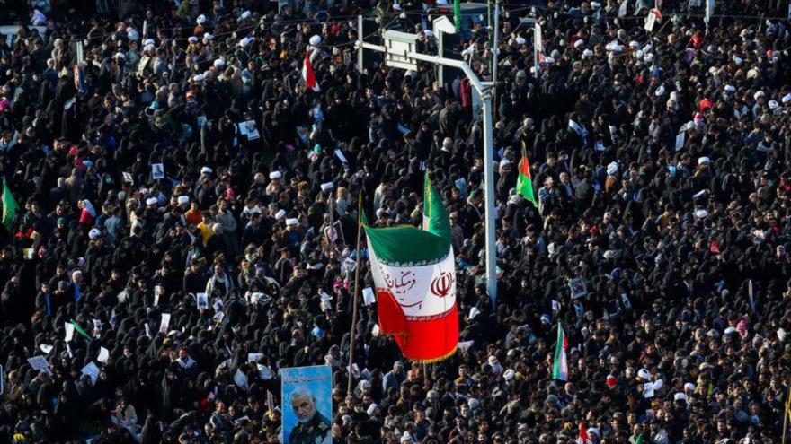 Millones de iraníes participan en funeral de Soleimani en Qom | HISPANTV