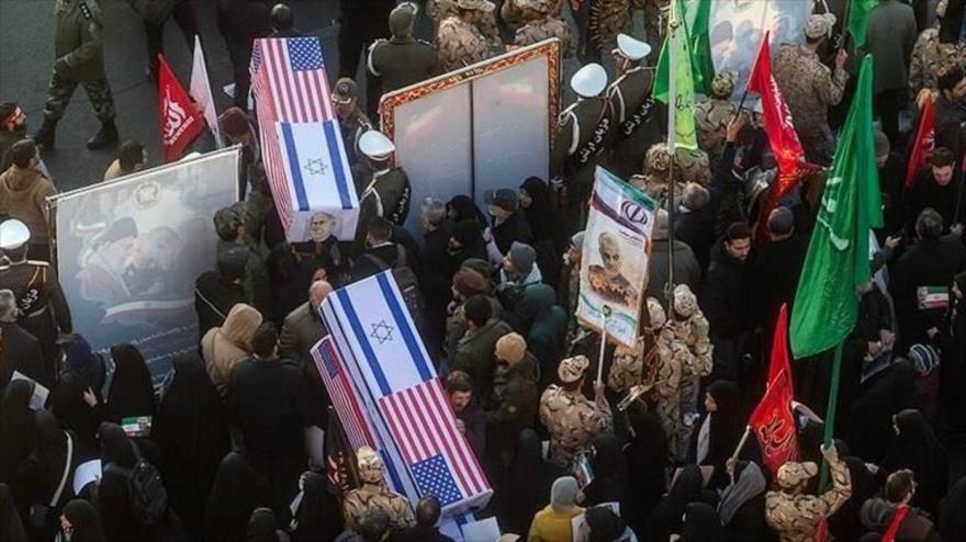 Iraníes llevan ataúdes simbólicos de soldados estadounidenses en el funeral del general Soleimani, Teherán, 6 de enero de 2020. (Foto: Tasnim)
