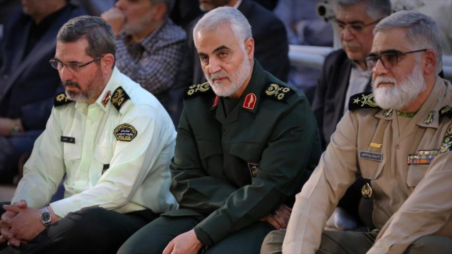 El excomandante de la Fuerza Quds del Cuerpo de Guardianes de la Revolución Islámica (CGRI) de Irán, el teniente general Qasem Soleimani (centro).