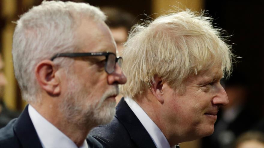 El líder laborista británico, Jeremy Corbyn (izda.), y el premier Boris Johnson, en el Parlamento, 19 de diciembre de 2019. (Foto: AFP)