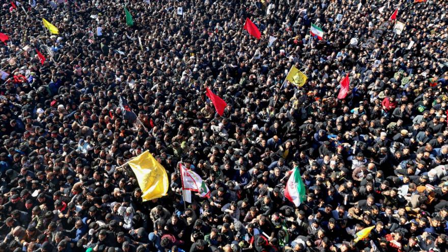 Decenas de miles de personas participan en el funeral del teniente general Qasem Soleimani en Kerman, 7 de enero de 2020. (Foto: AFP)