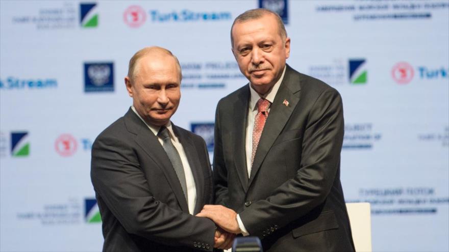 El presidente ruso, Vladimir Putin (izda.), junto a su homólogo de Turquía, Recep Tayyip Erdogan.