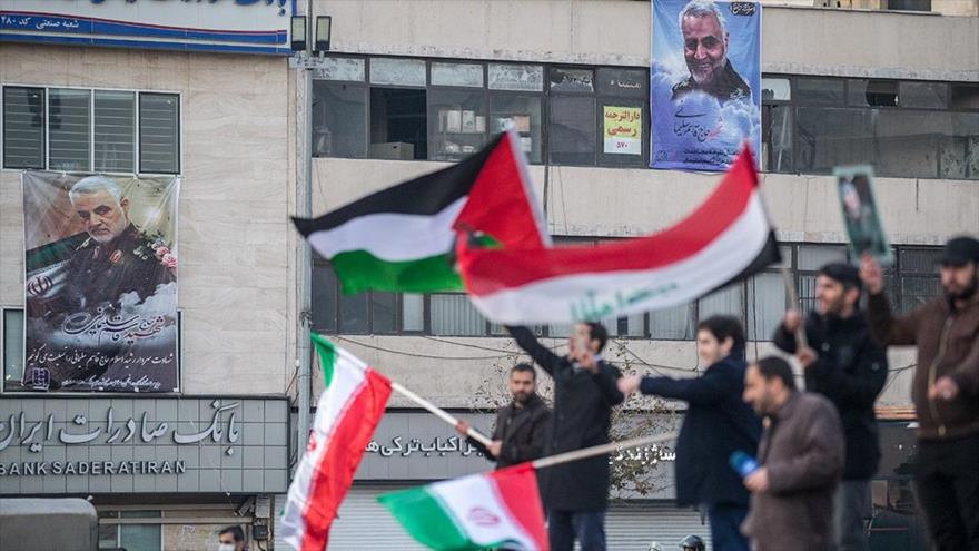 Vídeo y fotos: Iraníes celebran los ataques contra bases de EEUU