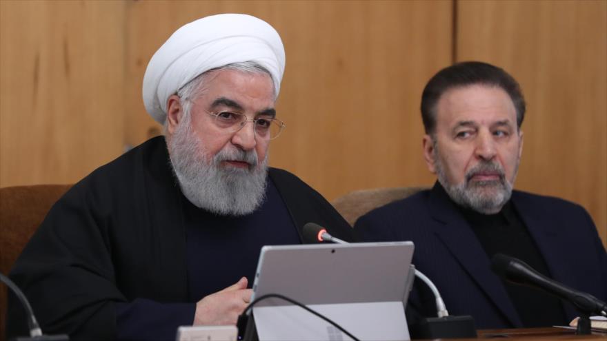 Presidente iraní, Hasan Rohani (izda.), presidiendo una reunión del gabinete en Teherán, capital, 8 de enero de 2020. (Foto: AFP)