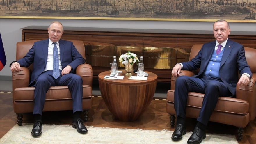 Los presidentes de Rusia y Turquía, Vladimir Putin (izda.) y Recep Tayyip Erdogan, en una reunión en Estambul, 8 de enero de 2020. (Foto: AFP)