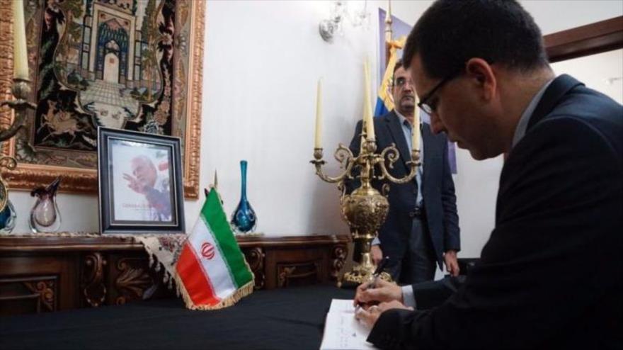 El canciller venezolano, Jorge Arreaza, firma el Libro de Condolencias por el asesinato del general Qasem Soleimani, en la embajada iraní en Caracas, 8 de enero de 2020.