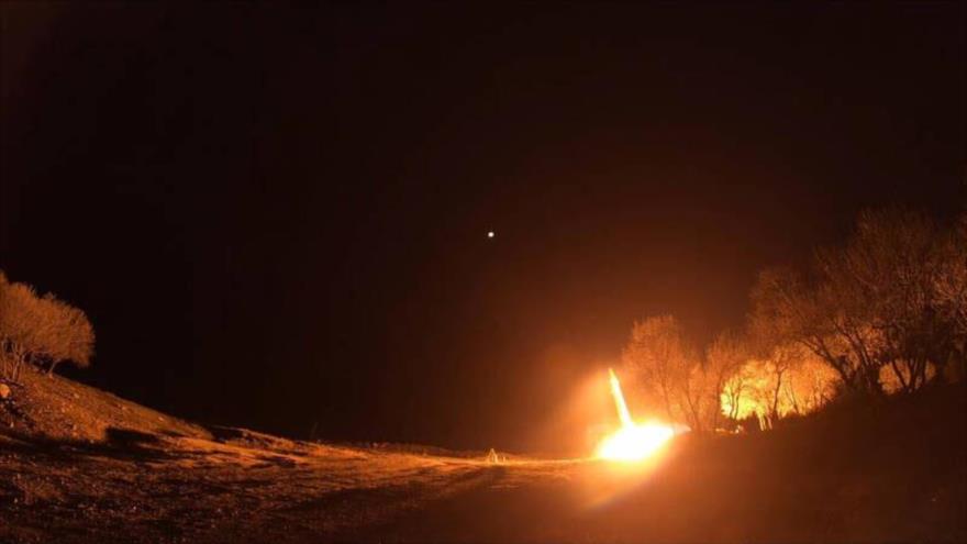 Irán ataca con misiles base aérea Ain Al-Asad, utilizada por EE.UU., en Al-Anbar, oeste de Irak, 8 de enero de 2020. (Foto: Mashreqnews)