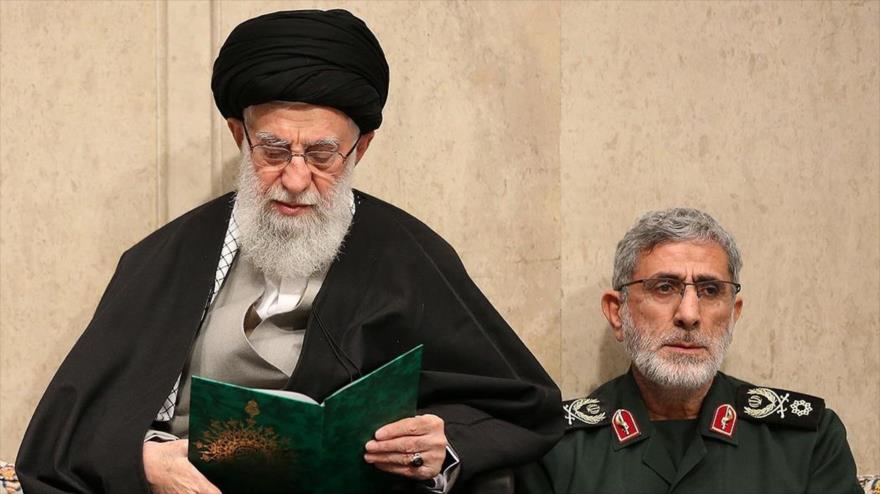 El comandante de Fuerza Quds del CGRI (dcha.) y el Líder iraní en un acto de homenaje al general Soleimani, en Teherán, 9 de enero de 2020. (Foto: FARS)