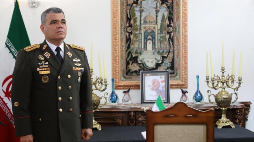 El ministro de Defensa venezolano, Vladimir Padrino López, en la embajada de Irán en Caracas, capital de Venezuela, 8 de enero de 2020.