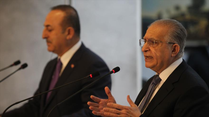 El canciller iraquí, Muhamad Ali al-Hakim (dcha.), y su par turco, Mevlut Cavusoglu, ofrecen una rueda de prensa conjunta en Bagdad, 9 de enero de 2020. (Foto: AFP)