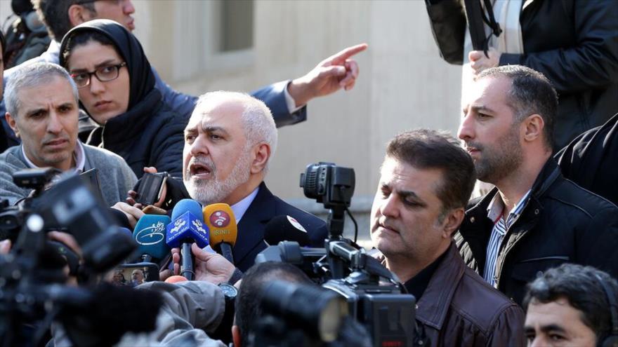 El canciller de Irán, Mohamad Yavad Zarif, habla con la prensa al margen de una sesión del Gabinete iraní, 8 de enero de 2020. (Foto: IRNA)