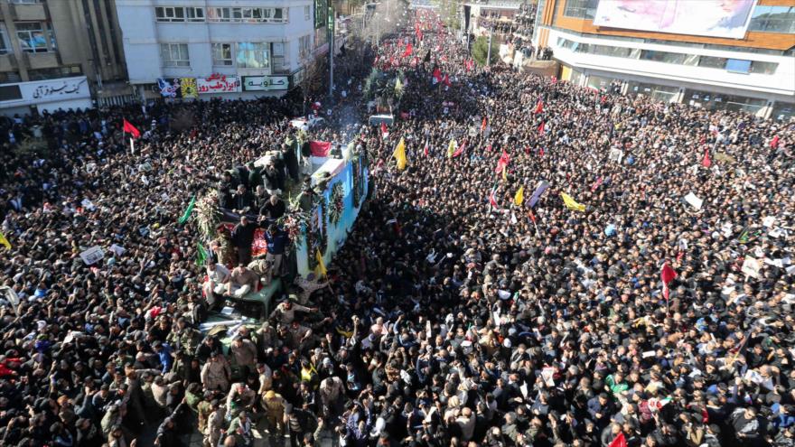 Iraníes asisten a funeral del general Qasem Soleimani durante su última procesión fúnebre en su ciudad natal, Kerman, 7 de enero de 2020. (Foto: AFP)