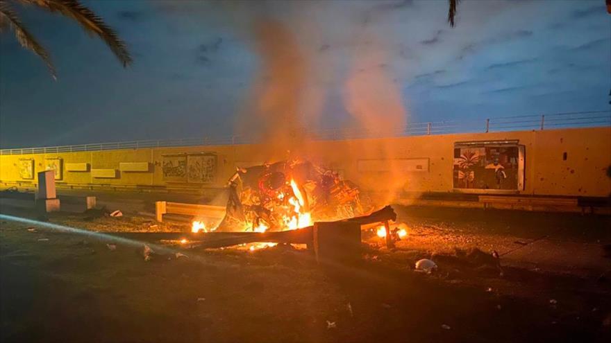 Coche bombardeado por EE.UU. que llevaba al general iraní Qasem Soleimani y unos militares cerca del aeropuerto de Bagdad, Irak, 3 de enero de 2020. 