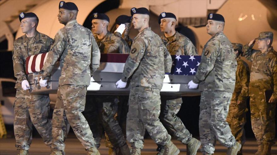 Soldados de EE.UU. llevan el ataúd de un militar norteamericano muerto en Afganistán.