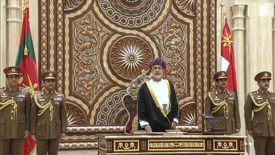 El nuevo sultán de Omán, Haitham bin Tarek (Centro), en una ceremonia, 11 de enero de 2020. (Foto: AFP)