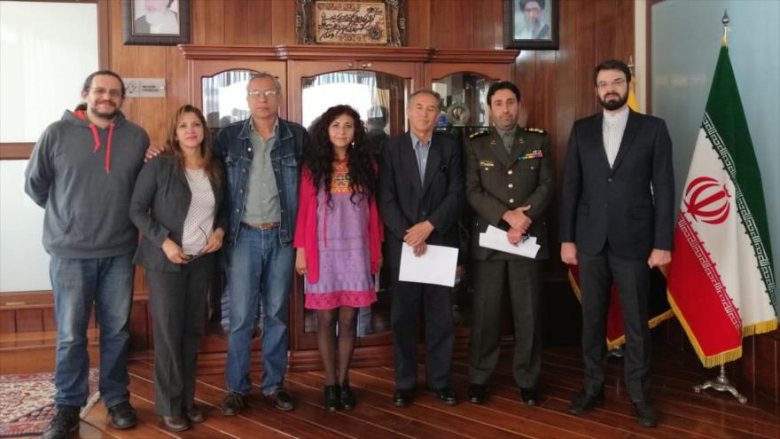 La Coordinadora por la Paz, la Soberanía, la Integración y la No Injerencia (CPAZ) visita a la embajada de Irán en Quito, la capital.