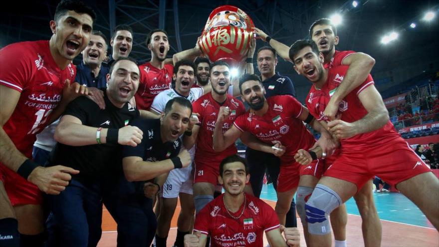 Jugadores de la selección iraní de Voleibol celebran su clasificación para los Juegos Olímpicos de Tokio 2020.