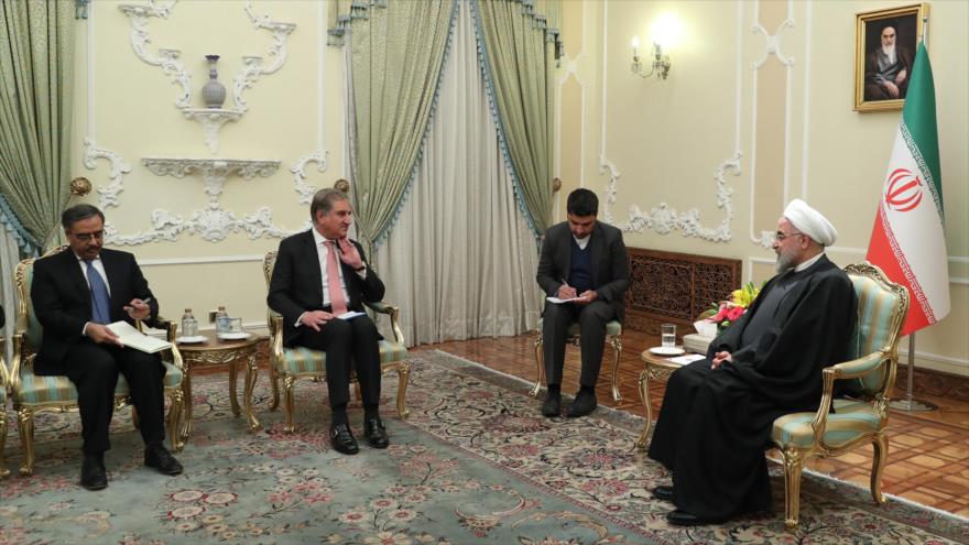 El presidente de Irán, Hasan Rohani (drcha), se reúne con el canciller de Paquistán, Shah Mehmood Qureshi, 12 de enero de 2020. (Foto: President.ir)