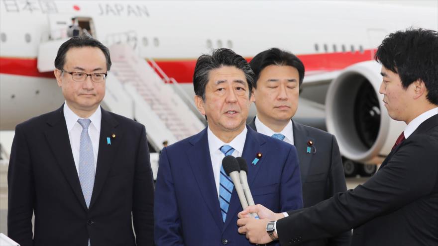 El premier japonés, Shinzo Abe, habla con la prensa en el aeropuerto Haneda de Tokio, antes de viajar a Arabia Saudí, 11 de enero de 2020. (Foto: AFP)