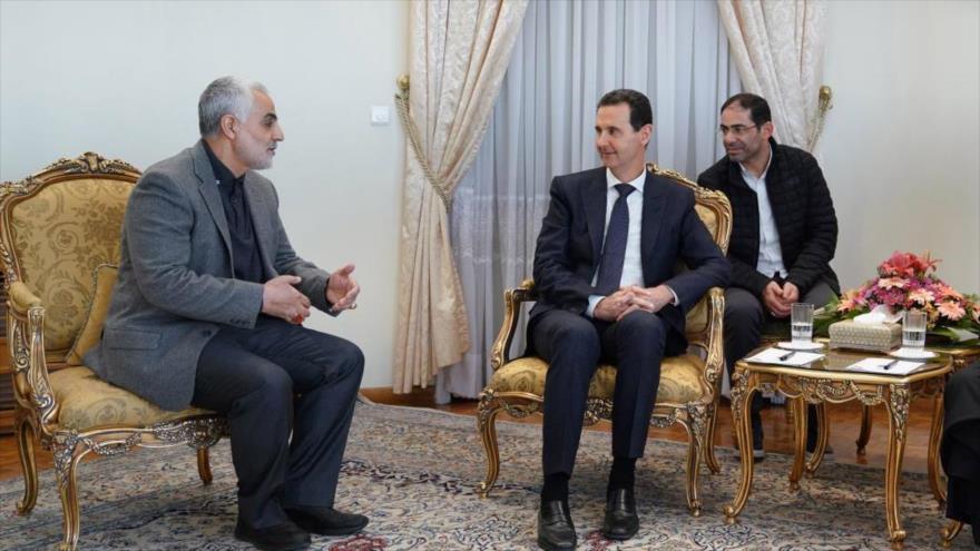 El teniente general Qasem Soleimani (izda.), y el presidente sirio, Bashar al-Asad, Teherán, 25 de febrero de 2019. (Foto: AFP)