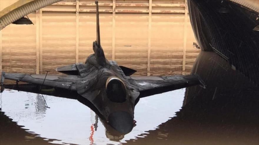 Un avión de combate F-16 se encuentra en un hangar inundado en la base israelí Hatzor.