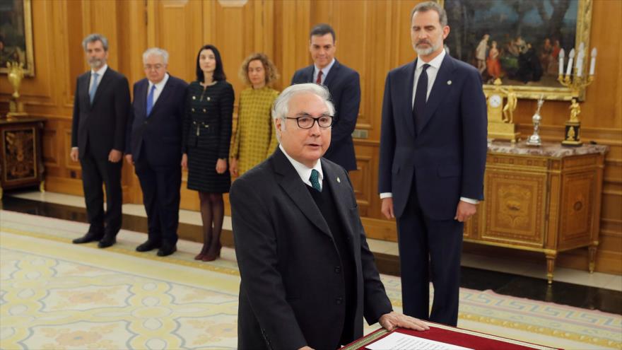 El nuevo ministro español de Universidades, Manuel Castells, prestó juramento en Palacio de Zarzuela en Madrid, 13 de enero de 2020. (Foto: AFP)
