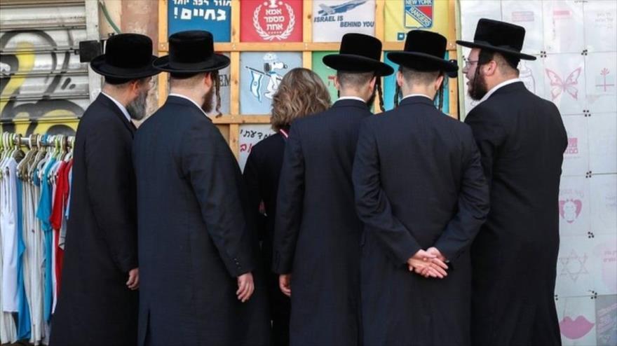 Un grupo de rabinos frente a un cartel. (Foto: AFP) 