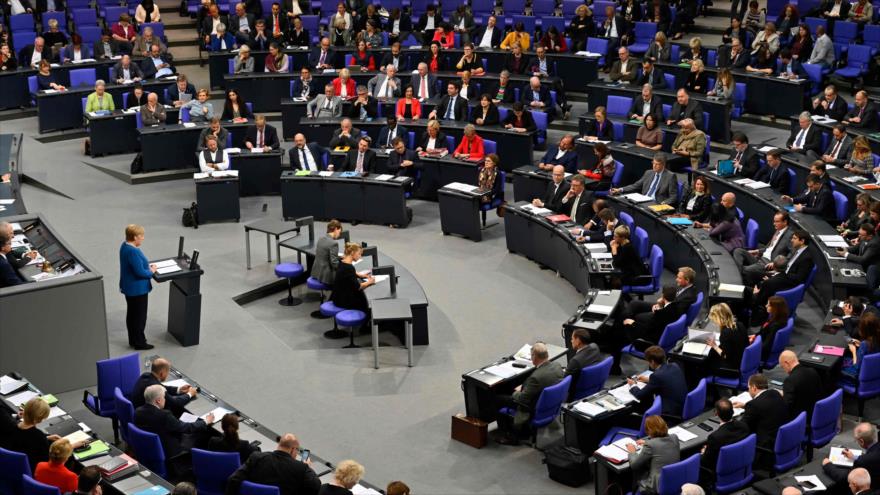 La canciller alemana, Ángela Merkel, ofrece un discurso en el Bundestag (la Cámara Baja del Parlamento alemán), 17 de octubre de 2018. (Foto: AFP)