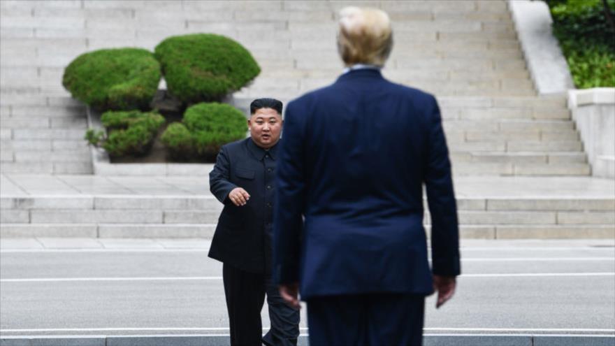El líder norcoreano, Kim Jong-un, y el presidente de EE.UU., Donald Trump, en la línea divisoria entre Corea del Norte y Corea del Sur, 30 de junio de 2019.