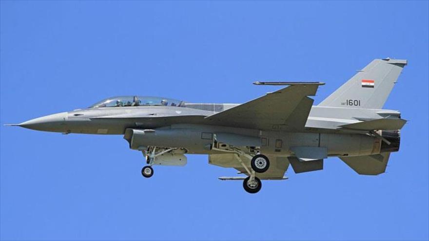 Un caza F-16 del Ejército iraquí en pleno vuelo.