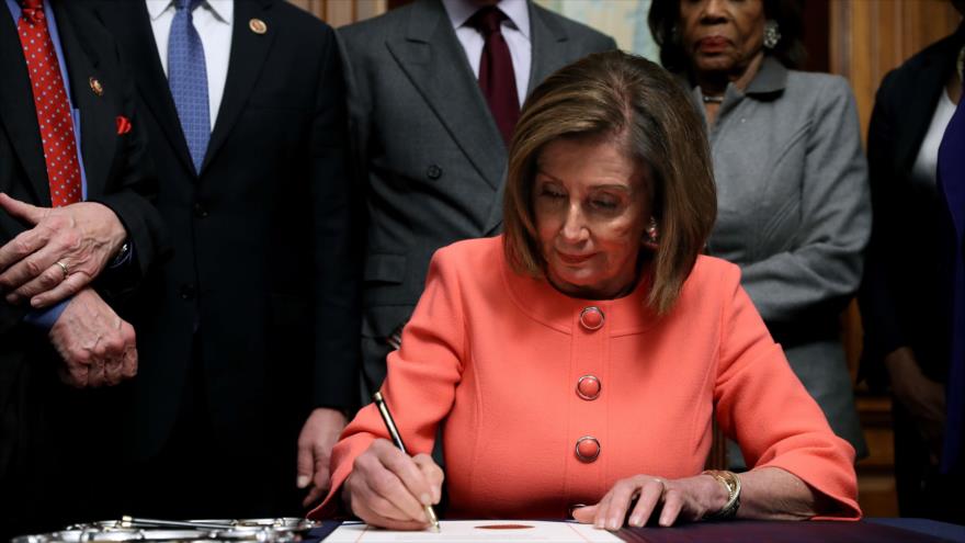 Pelosi firma cargos de juicio contra Trump y los envía al Senado