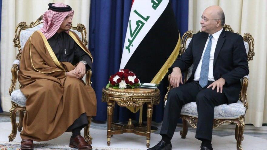 El presidente de Irak, Barham Salih (dcha.), se reúne con el canciller de Catar, Muhammed bin Abdulrahman al Thani, en Bagdad (capital iraquí), 15 de enero de 2020.