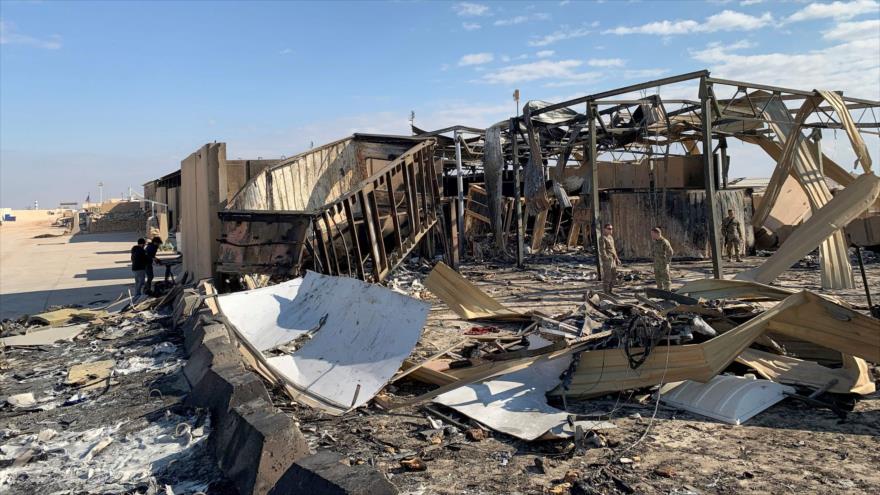 Efectivos de EE.UU. comprueban los destrozos ocasionados por el impacto de misiles iraníes contra la base Ain Al-Asad en Irak, 13 de enero de 2019. (Foto: AFP)