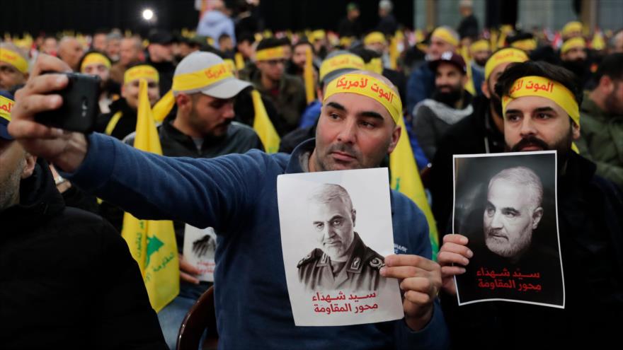Los partidarios de Hezbolá toman selfie con fotos del general iraní Qasem Soleimani, asesinado por EE.UU., Beirut, 5 de enero de 2020. (Foto: AFP)