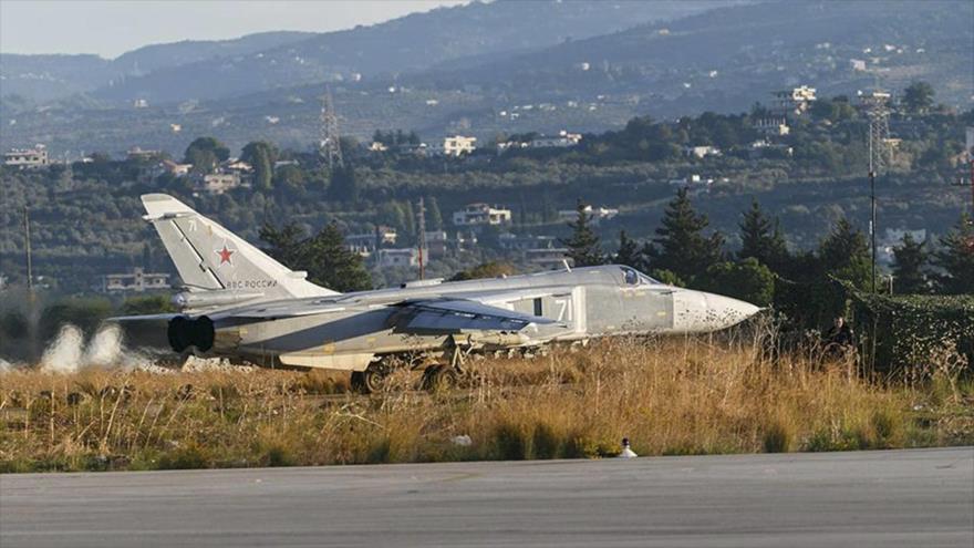 Un bombardero ruso Sujoi Su-24 en la base aérea de Hmeimim en Latakia, oeste de Siria. (Foto: Reuters)