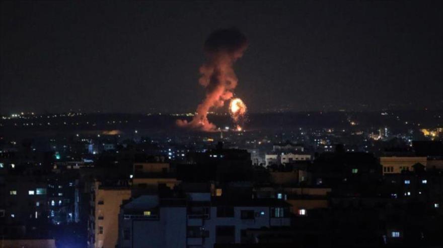 Explosión resultante de un ataque israelí contra la asediada Franja de Gaza.
