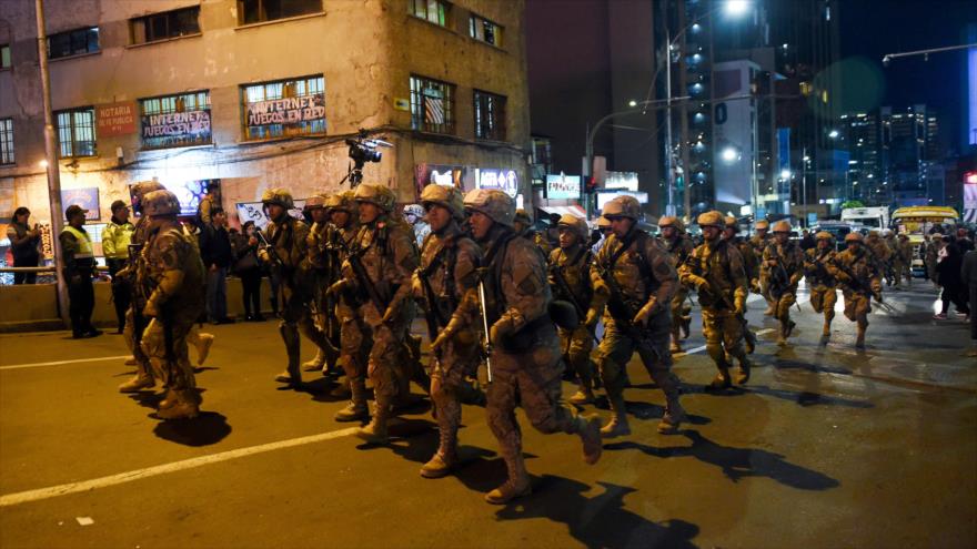Gobierno de facto de Bolivia saca el equipo antimotines a las calles