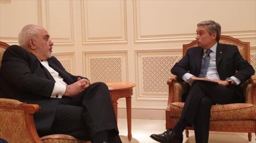 Los cancilleres de Irán y Canadá, Mohamad Yavad Zarif (izda.) y François-Philippe Champagne, respectivamente, en Omán, 17 de enero de 2020.