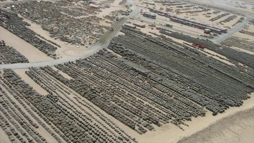 Miles de llantas y otros equipos militares en un área de preparación en el campo Arifjan perteneciente a EE.UU. en Kuwait.