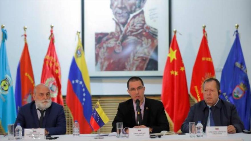 El canciller venezolano, Jorge Arreaza, (centro) en rueda de prensa en la embajada de Venezuela en Pekín, capital de China, 17 de enero de 2020.