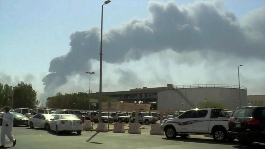 Humo se desprende de ciertas instalaciones de la compañía petrolera saudí Aramco (este) tras ataques de drones, 14 de septiembre de 2019.