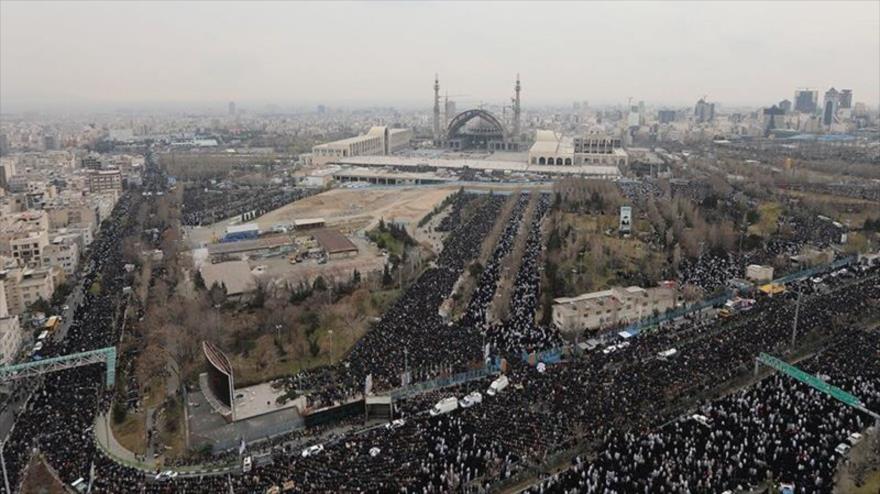 Pueblo iraní hace gala de unidad en rezo oficiado por su Líder