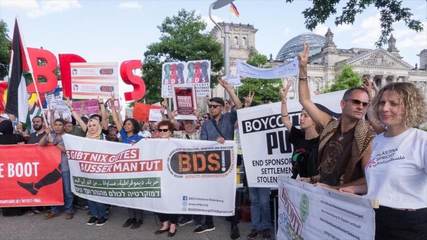 Los manifestantes se congregan frente al Parlamento alemán en protesta por la resolución anti-BDS en Berlín, 28 de junio de 2019.