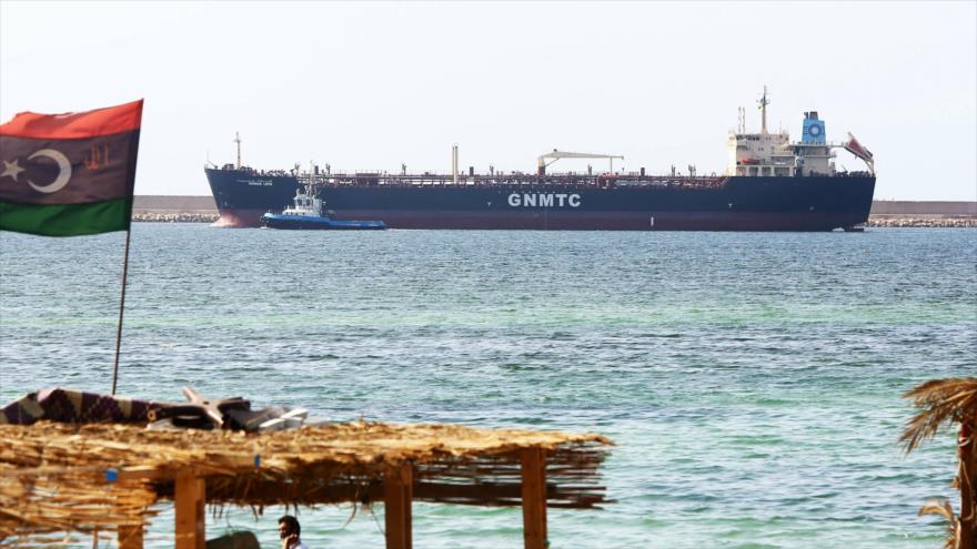 Un buque petrolero en el puerto de Ras Lanuf, en el norte de Libia, 23 de enero de 2016 (Foto: AFP)