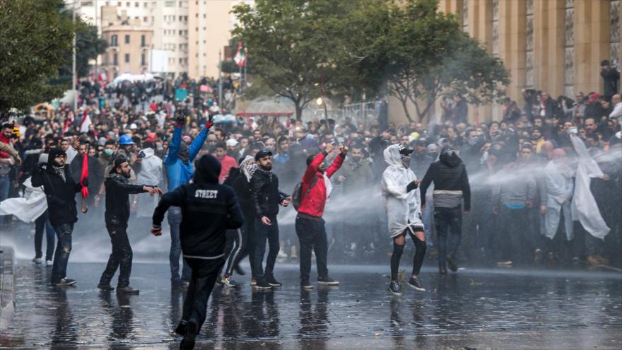 Manifestantes libaneses salen a las calles de Beirut, la capital, en protesta por el retraso en la formación de gobierno, 18 de enero de 2019. (Foto: AFP)