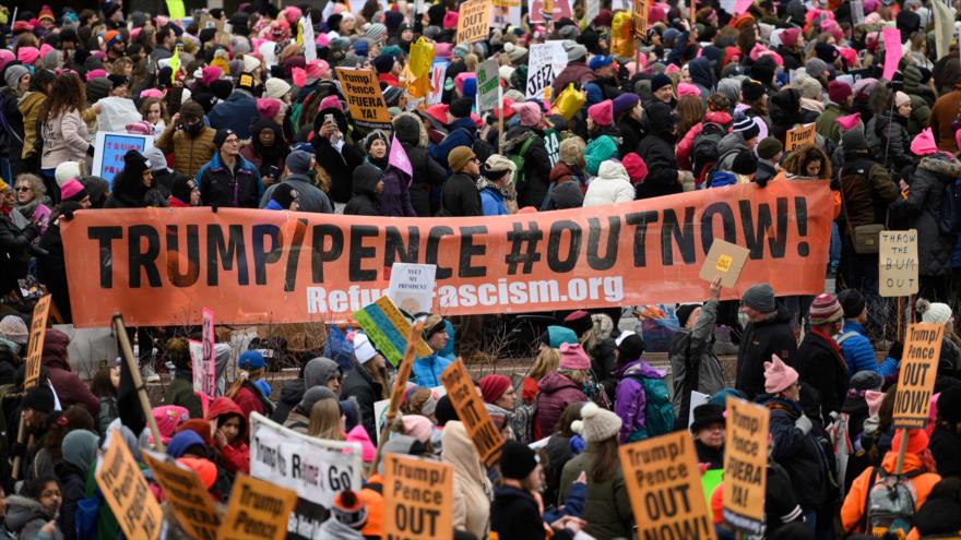 Miles de mujeres en EEUU exigen a Trump que abandone la Casa Blanca