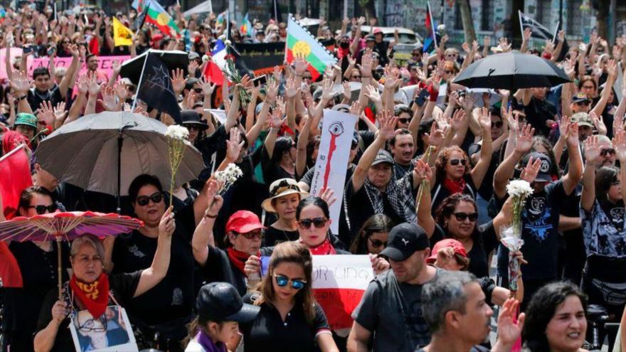 Vídeo: Marcha negra toma calles de Chile para condenar represión