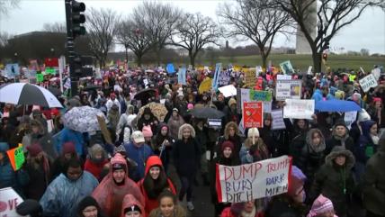 Mujeres estadounidenses marchan contra el Gobierno de Trump