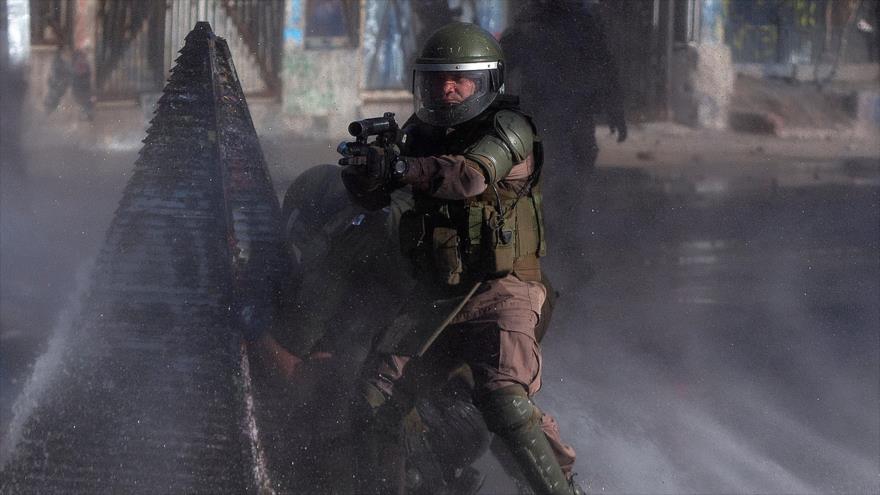 Agentes de seguridad de Chile se enfrentan a manifestantes en una protesta contra el presidente Piñera, Santiago, 10 de enero de 2020. (Foto: AFP)